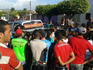 Condutor embriagado sobe em calçada e quase atinge policial militar