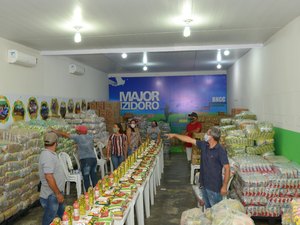 Prefeitura de Major Izidoro entrega mais de 3.500 kits de alimentação para alunos