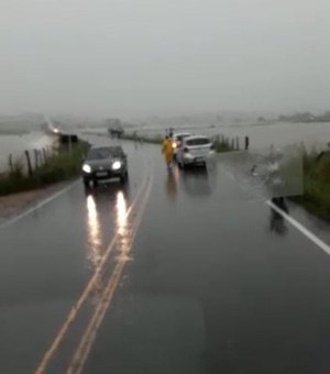 [Vídeo ] Passagem de veículos está impossibilitada em Igreja Nova devido as fortes chuvas