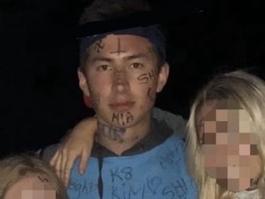 Ator de 'Heated Rivalry' viraliza após foto antiga dele com suástica no rosto vir à tona