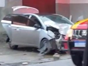 [Vídeo] Criança fica ferida após carro colidir com poste na Avenida Leste-Oeste