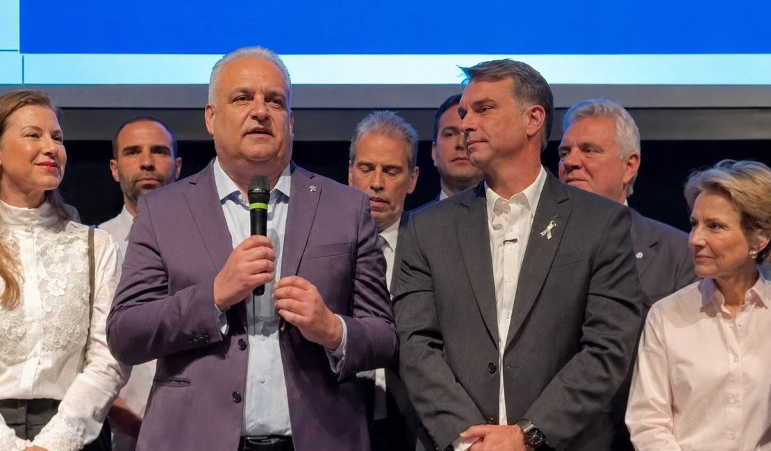 Flávio Bolsonaro anuncia Alfredo Gaspar como vice em chapa pura à Presidência