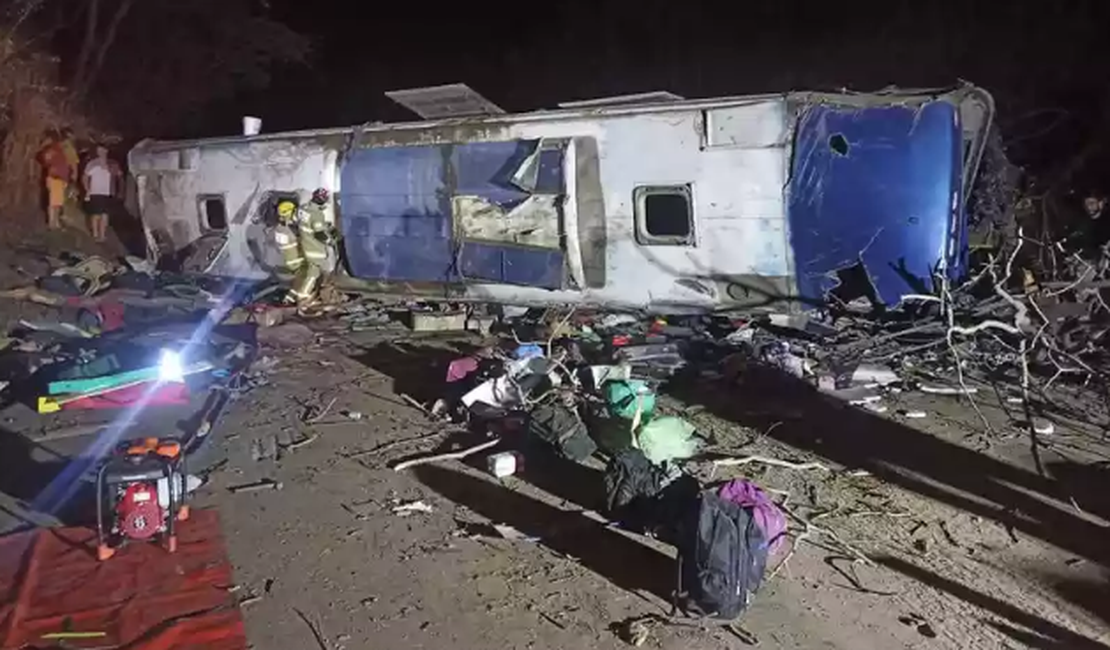 Ônibus que seguia de São Paulo para Alagoas se envolve em acidente com mortos e feridos em Minas