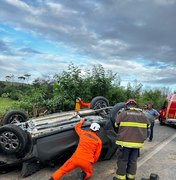Capotamento na BR-104 deixa vítima presa às ferragens entre Messias e Murici