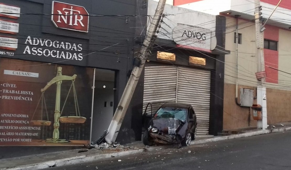 Motorista embriagado colide contra poste de energia