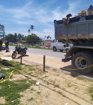 Colisão entre caminhão e motocicleta por pouco não termina em tragédia