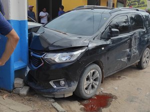 Condutor colide carro em poste na rodovia AL 101 Norte