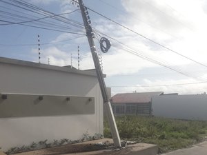 Carro bate em poste, derruba fiação e deixa moradores presos durante horas