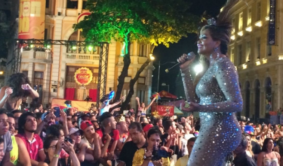Gaby Amarantos encerra segunda noite de shows no Carnaval do Recife