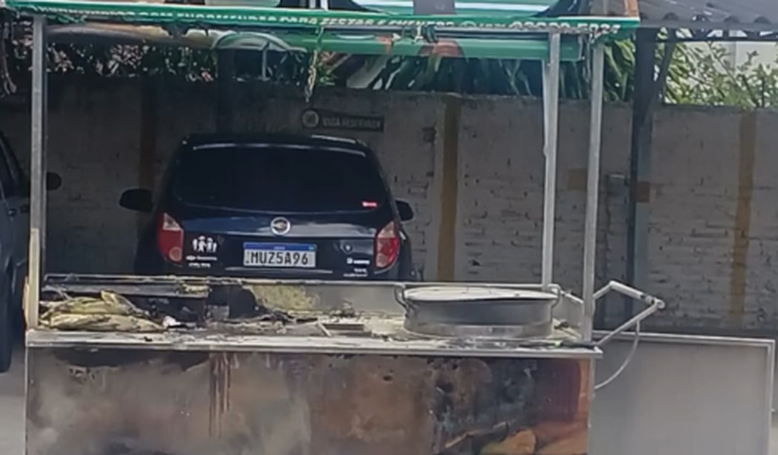 Botijão de gás de carrinho de milho explode e atinge veículo no Centro de Arapiraca