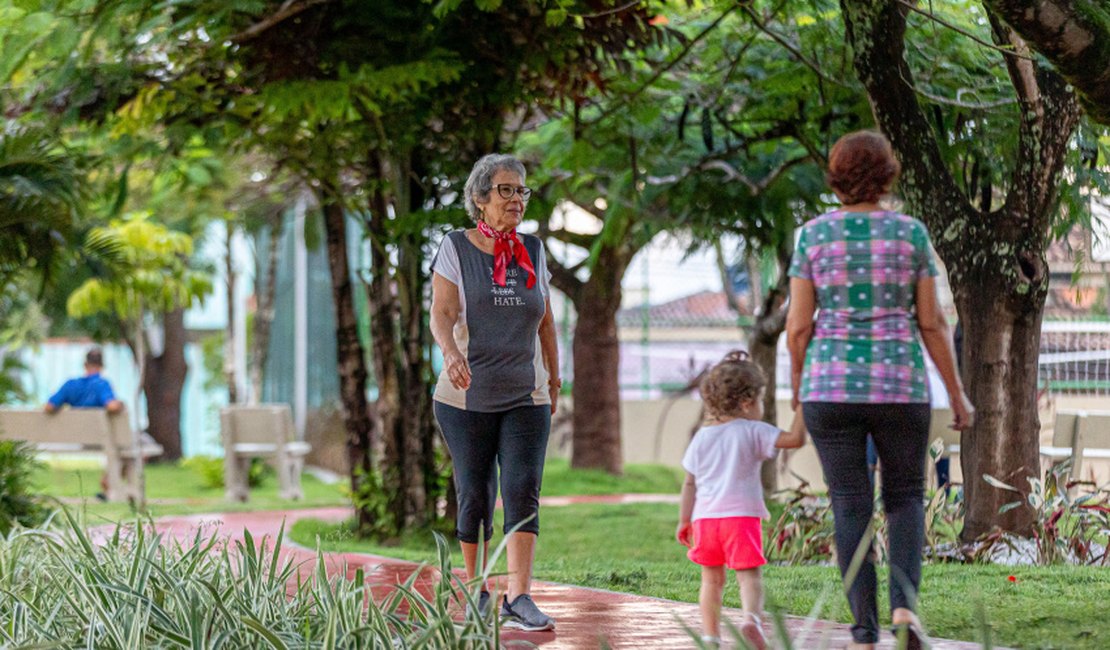 Praça que servia como depósito de lixo é entregue revitalizada aos moradores da Serraria