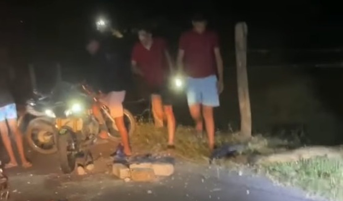 Motociclista fica ferido após perder controle e bater em cerca no Sertão