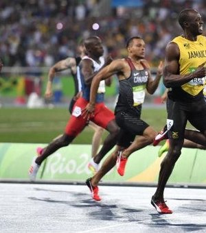 Bolt dispara e é tricampeão nos 200m