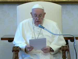 Em vigília de Páscoa, papa diz esperar renascimento pós-pandemia