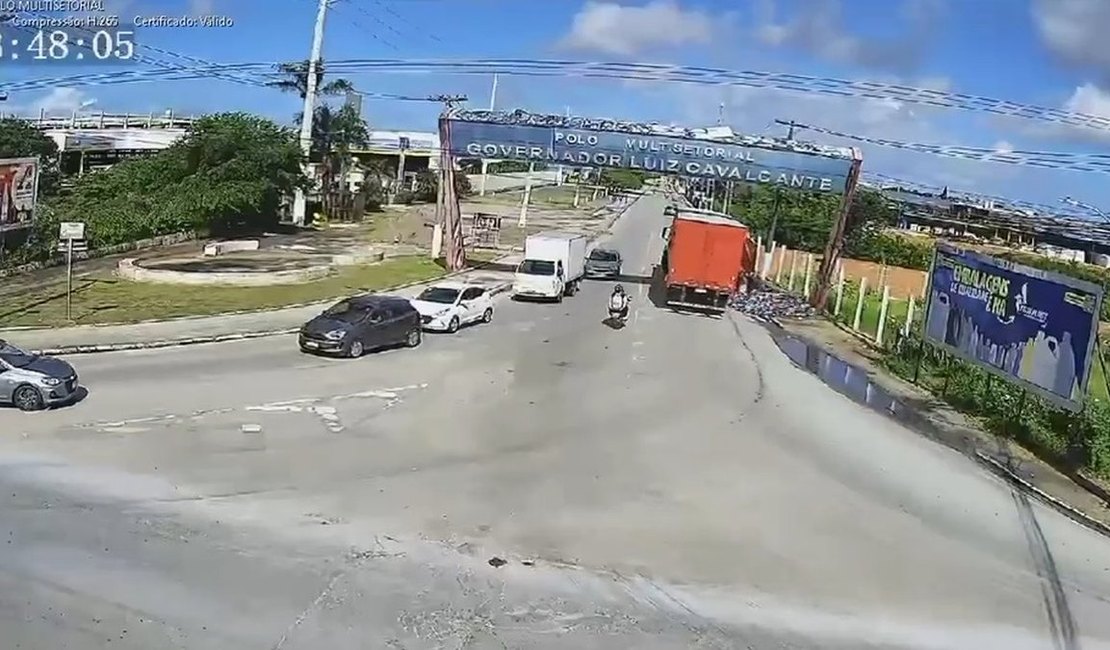 Populares saqueiam carga de suco após acidente no Distrito Industrial, em Maceió