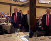 Manifestantes interrompem jantar de Trump: 'Hitler do nosso tempo!'