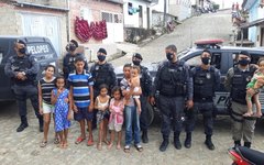 Policiais militares promovem doação de cestas básica em Joaquim Gomes