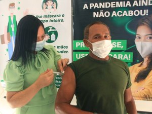 Funcionários públicos da Secretaria de Saúde são vacinados em Porto Calvo