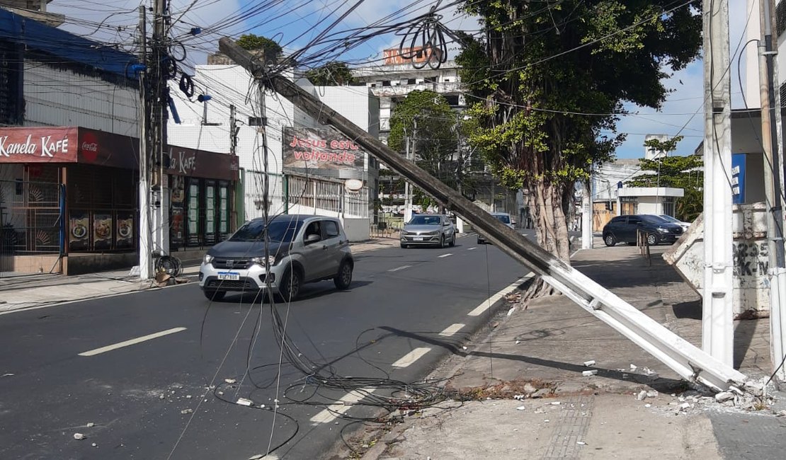 Poste ameaça cair e deixa vizinhança assustada na região central de Maceió