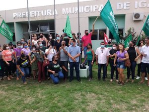 Professores realizam protesto em frente a Prefeitura de Igaci nesta quarta-feira (5)