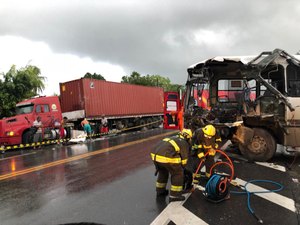 Acidente entre ônibus e carreta na BR 316, em Satuba, deixa três feridos