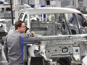 Pandemia faz produção industrial ter pior março desde 2002