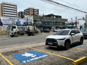 Poste cai em cima de caminhão e deixa Avenida Álvaro Calheiros interditada