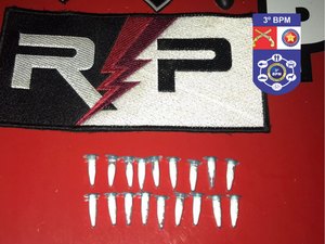 Jovem de 18 anos é presa ao transportar cocaína em carro de aplicativo