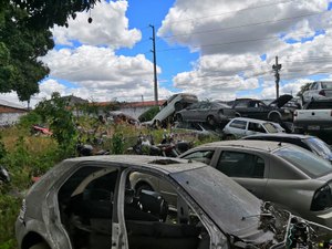 [Vídeo] Delegacia de Arapiraca é transformada em depósito de veículos e condições do prédio são insalubres