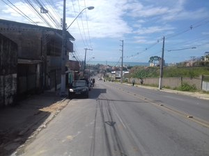 [Vídeo] Moradores fecham via para cobrar abertura da UPA do Jacintinho