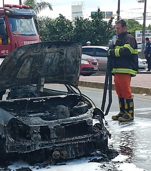 Carro pega fogo em via pública de Maceió