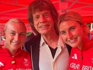 Mick Jagger encontra atletas olímpicos e brasileiros zoam: 'Zicou os caras'