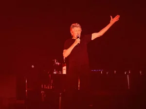 Roger Waters emociona gerações de fãs com show grandioso em Brasília