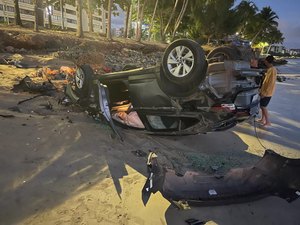 Motorista perde contole de veículo, colide em coqueiro e capota na orla de Maceió