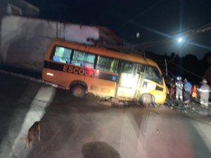 Ônibus colide em residência no Centro de Branquinha