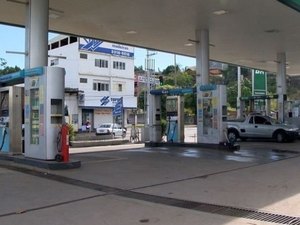 Bandidos invadem posto de combustíveis, ameaçam funcionários e fazem arrastão