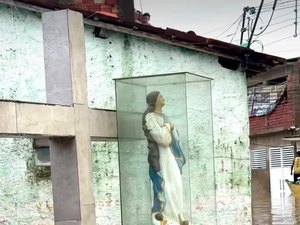 [Vídeo] Imagem da padroeira de São Luís do Quitunde não é coberta pelas águas da enchente