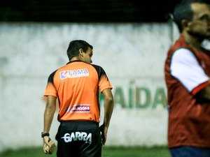 Mesmo com portões fechados, pedras foram atiradas durante o jogo CSA x CEO