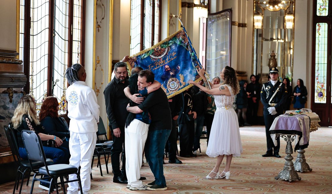 Filho de Benito Di Paula recebe bandeira da Águia de Ouro durante velório do pai