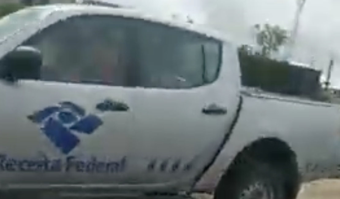 [Vídeo] Carro da Receita Federal é flagrado descartando lixo em terreno baldio do Cabaré Velho