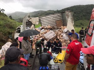 Condutor de caminhão fica preso às ferragens após suposta falha nos feios