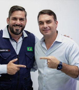 Flávio Bolsonaro reconhece trabalho de Leonardo em Alagoas; 'defesa de Deus, família e patriotismo'