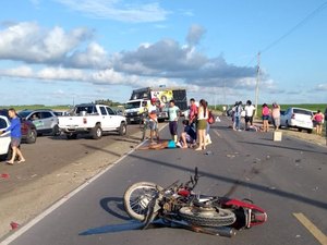 Colisão entre carro e moto deixou três pessoas feridas na AL-220