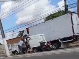 [Vídeo] Briga generalizada provoca tumulto e deixa trânsito lento na Avenida Cachoeira do Meirim, em Maceió