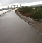 [Vídeo] Águas do Canal do Sertão transbordam após chuvas e abrem crateras às margens do reservatório