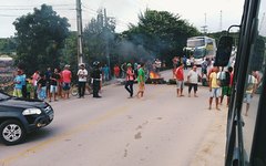Populares bloqueiam rodovia e acusam PM de colidir de propósito com motociclista