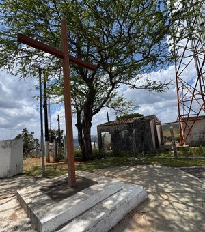 Prefeitura de Palmeira dos Índios instala novo Cruzeiro na Serra do Goiti