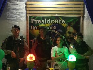 “Meu sonho é ser policial federal”, diz garoto de festa com tema Bolsonaro