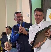 [Vídeo] Flávio Bolsonaro recebe título de Cidadão Honorário durante agenda em Maceió