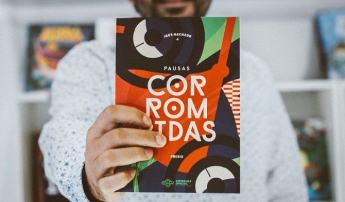 Traipuense lança livro de poesias na VIII Bienal Internacional do Livro de Alagoas